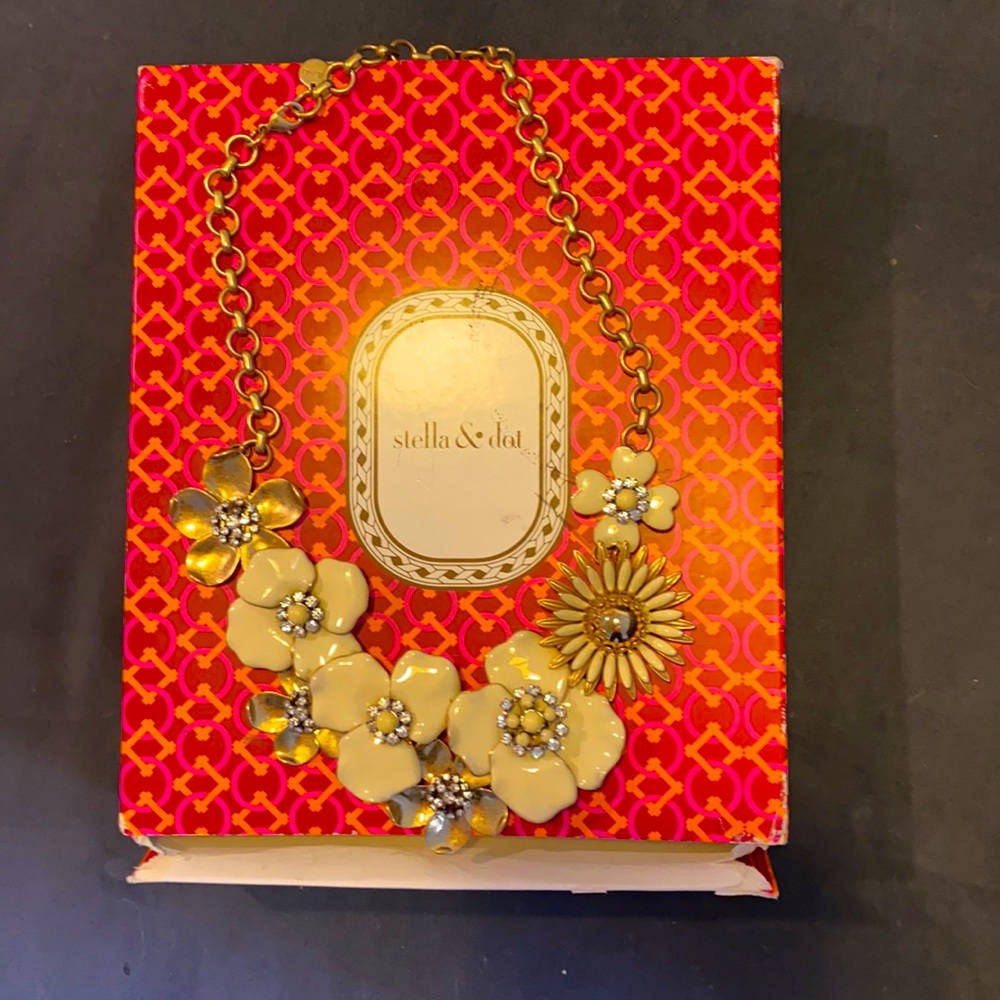 Beautiful Stella and Dot statement necklace